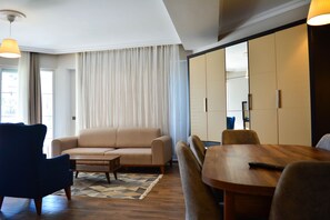 Luxury-Suite | Wohnbereich | 105-cm-LED-Fernseher mit Satellitenempfang, Fernseher