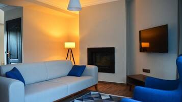 Luxury Suite | Living area | 105-cm LED TV with satellite channels, TV