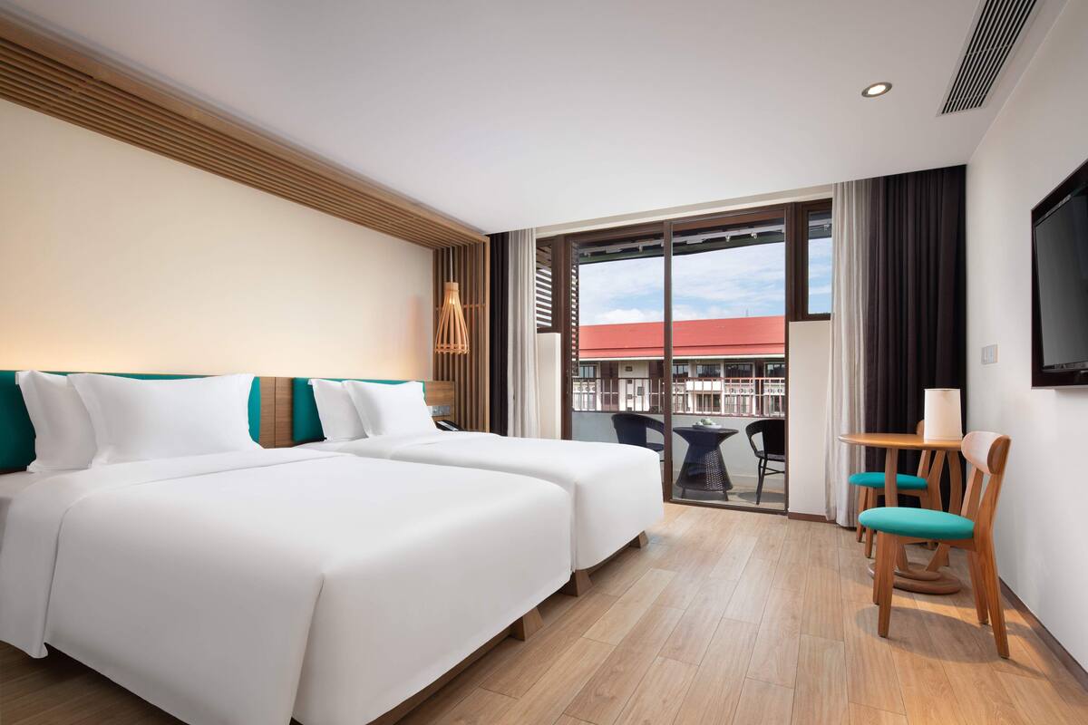 Premium bedding, down duvets, free minibar, desk