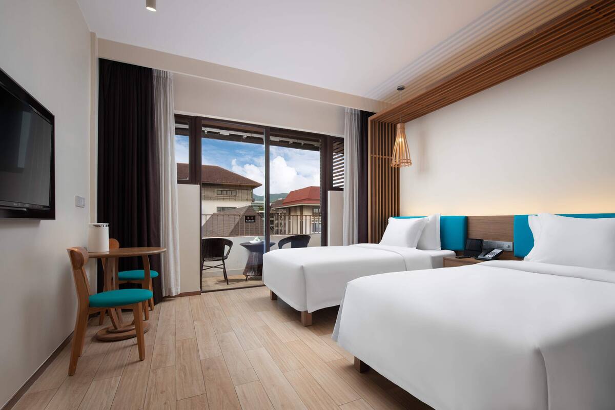 Premium bedding, down duvets, free minibar, desk