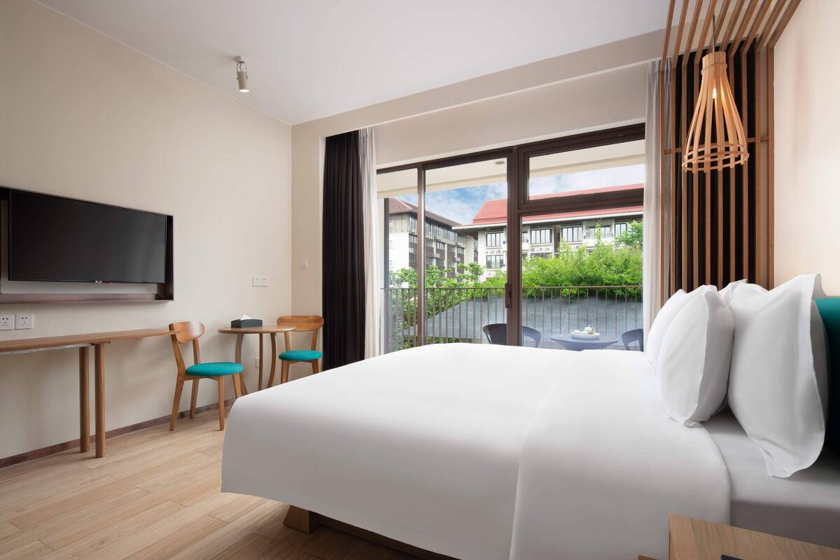 Premium bedding, down duvets, free minibar, desk