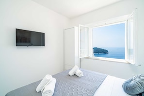 2 bedrooms, cribs/infant beds, WiFi