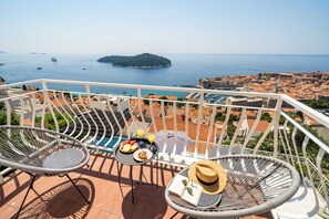 Apartamento (Two Bedroom Apartment with balcony an) | Sacada