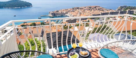 Apartamento (Two Bedroom Apartment with balcony an) | Sacada