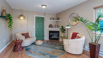 Smart-TV, Kamin, Tischfußball, Bücher