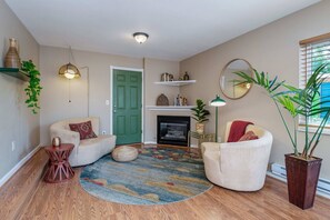 Smart-TV, Kamin, Tischfußball, Bücher