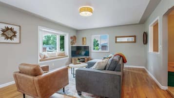 Smart TV, caminetto, tavolo da calcetto, libri