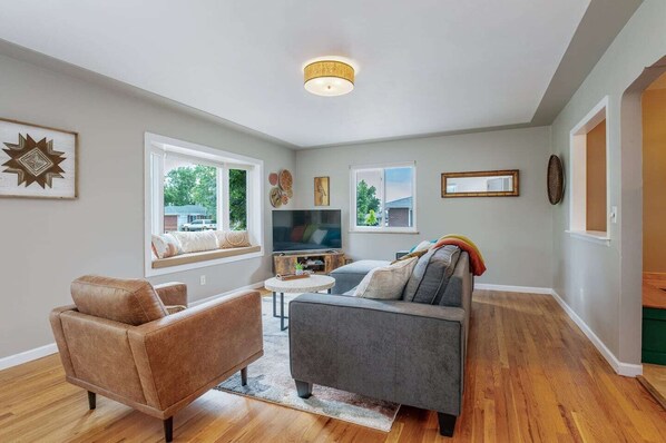 Smart-TV, Kamin, Tischfußball, Bücher