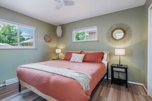 3 Schlafzimmer, Betten mit Memory-Foam-Matratzen, Bügeleisen/Bügelbrett