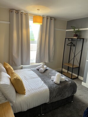 3 bedrooms, desk, iron/ironing board, free WiFi