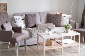 Télévision, lecteur de DVD, livres, chaîne hi-fi