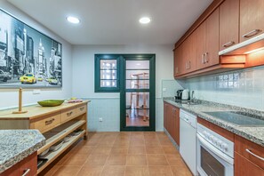 Een koelkast, een magnetron, een oven, een vaatwasser