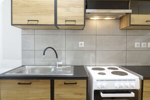 Kühlschrank, Ofen, Herdplatte, Wasserkocher