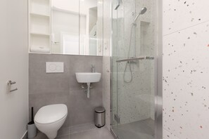 Douche, sèche-cheveux, serviettes fournies