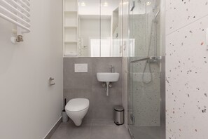 Dusche, Haartrockner, Handtücher, Shampoo