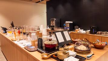 Disposição de buffet com diversos alimentos, bebidas e utensílios.