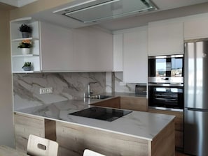 Een koelkast, een microgolfoven, een oven, een kookplaat