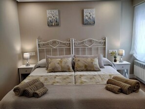 3 slaapkamers, een bureau, een strijkplank/strijkijzer, babybedden