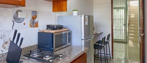Refrigerador, microondas, horno y parrilla de estufa