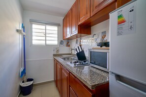 Réfrigérateur, four à micro-ondes, un four, surface de cuisson