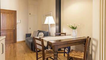 Comfort-lejlighed | Privat køkken | Køleskab, ovn, kogeplade, køkkentøj/tallerkener/redskaber