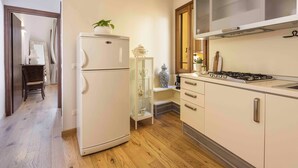 A kitchen with a refrigerator, stove, and cabinets. - Casa Carolina by Mmega (Florence)