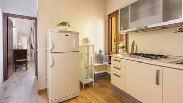 Comfort Apartment | Private kitchen | Fridge, oven, stovetop, cookware/dishes/utensils