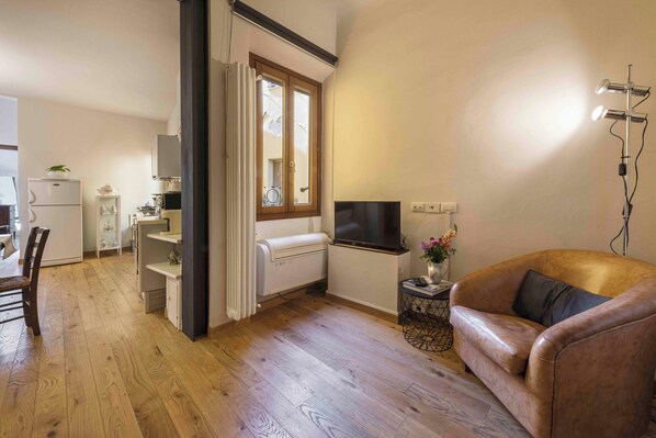 Apartamento conforto | Área de estar | TV de tela plana 40 polegadas com canais digitais, TV