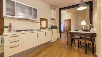 Comfort Apartment | Private kitchen | Fridge, oven, stovetop, cookware/dishes/utensils