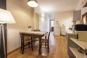 Appartement Confort | Cuisine privée | Réfrigérateur, un four, surface de cuisson, vaisselle et ustensiles