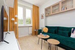 TV, offices - Karolkowa 78B | Cozy Apartment in Wola Warsaw (Warszawa)