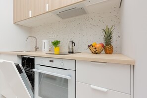 Refrigerador, horno, parrilla de estufa y lavavajillas