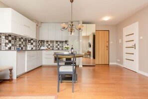 Fridge, oven, stovetop, dishwasher