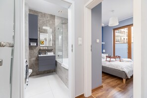 1 slaapkamer, een bureau, een strijkplank/strijkijzer, wifi