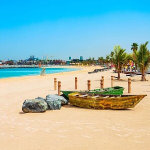 Beach nearby, white sand - OSKENA Vacation Homes - La Mer Jumeriah (Dubai)