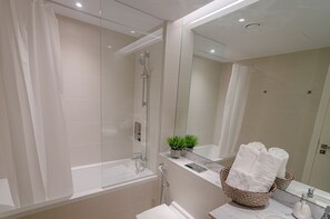 Panoramic-Apartment, 2 Schlafzimmer, Meerblick | Badezimmer | Duschwanne, kostenlose Toilettenartikel, Handtücher, Seife