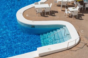 室外游泳池，提供日光浴躺椅