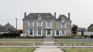 Exterior - Welcome to Arsene Gardens (TINTÉNIAC)