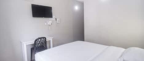 Camera, 3 camere da letto | 3 camere, una scrivania, Wi-Fi gratuito, lenzuola