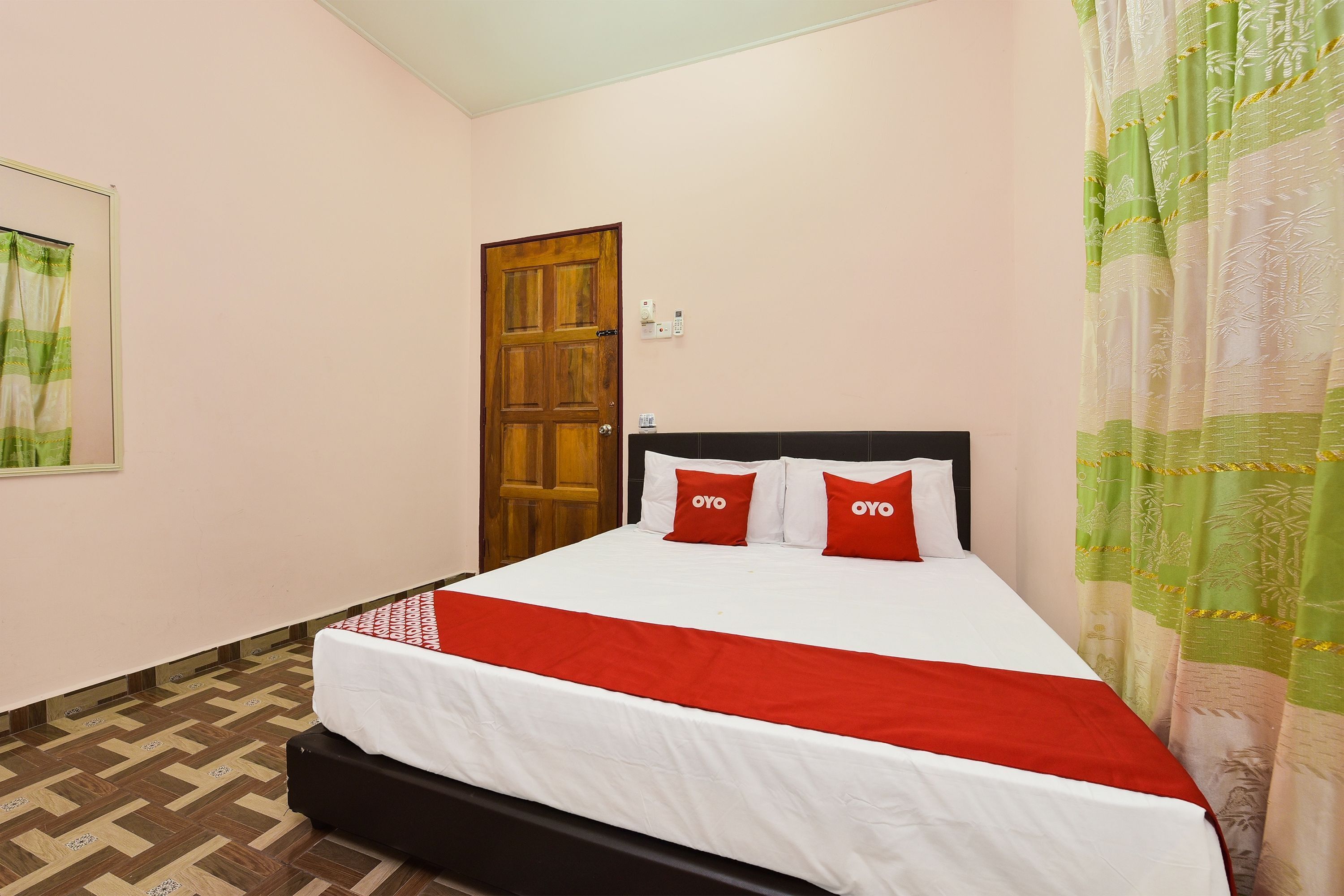 Room, 3 Bedrooms