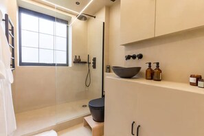 Bathroom - Ultra-modern 1 Bedroom in Angel With Balcony (London)