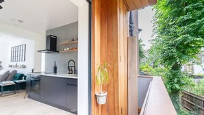 Basic Apartment, 1 King Bed with Sofa bed | 1 bedroom, iron/ironing board, bed sheets - Ultra-modern 1 Bedroom in Angel With Balcony (London)