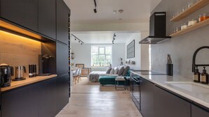 Basic Apartment, 1 King Bed with Sofa bed | Private kitchen | Fridge, microwave, oven, stovetop - Ultra-modern 1 Bedroom in Angel With Balcony (London)