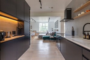 Basic Apartment, 1 King Bed with Sofa bed | Private kitchen - Ultra-modern 1 Bedroom in Angel With Balcony (London)