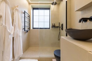 Basic Apartment, 1 King Bed with Sofa bed | Bathroom - Ultra-modern 1 Bedroom in Angel With Balcony (London)