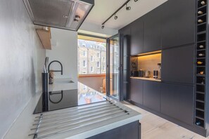 Private kitchen - Ultra-modern 1 Bedroom in Angel With Balcony (London)