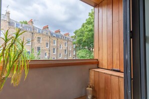 1 bedroom, iron/ironing board, bed sheets - Ultra-modern 1 Bedroom in Angel With Balcony (London)