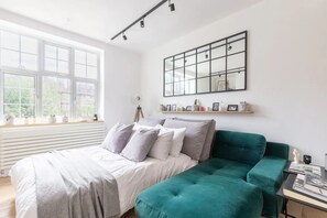 Basic Apartment, 1 King Bed with Sofa bed - Ultra-modern 1 Bedroom in Angel With Balcony (London)