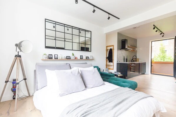 Basic Apartment, 1 King Bed with Sofa bed - Ultra-modern 1 Bedroom in Angel With Balcony (London)