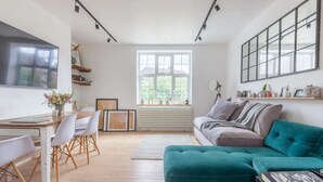 Basic Apartment, 1 King Bed with Sofa bed | Living room | TV - Ultra-modern 1 Bedroom in Angel With Balcony (London)